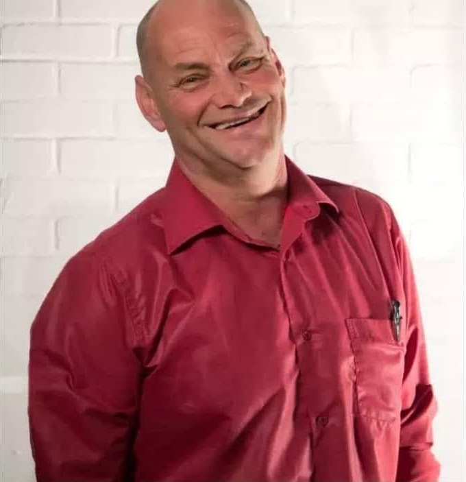 Portrait souriant d'Andy Piggott, chef