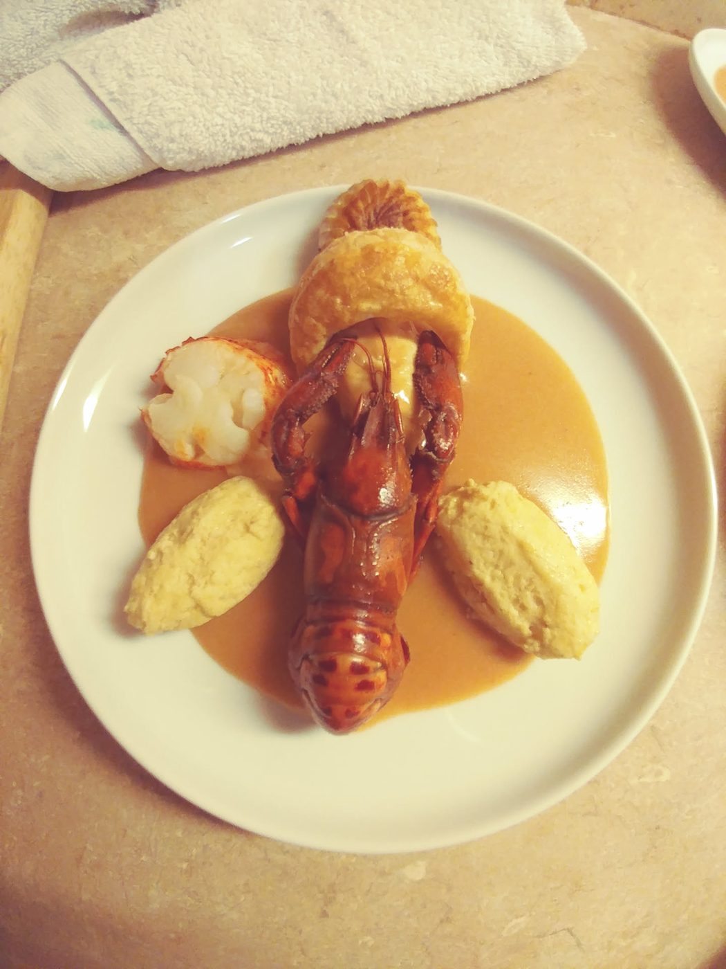 Écrevisse dans une sauce crémeuse avec feuilletés