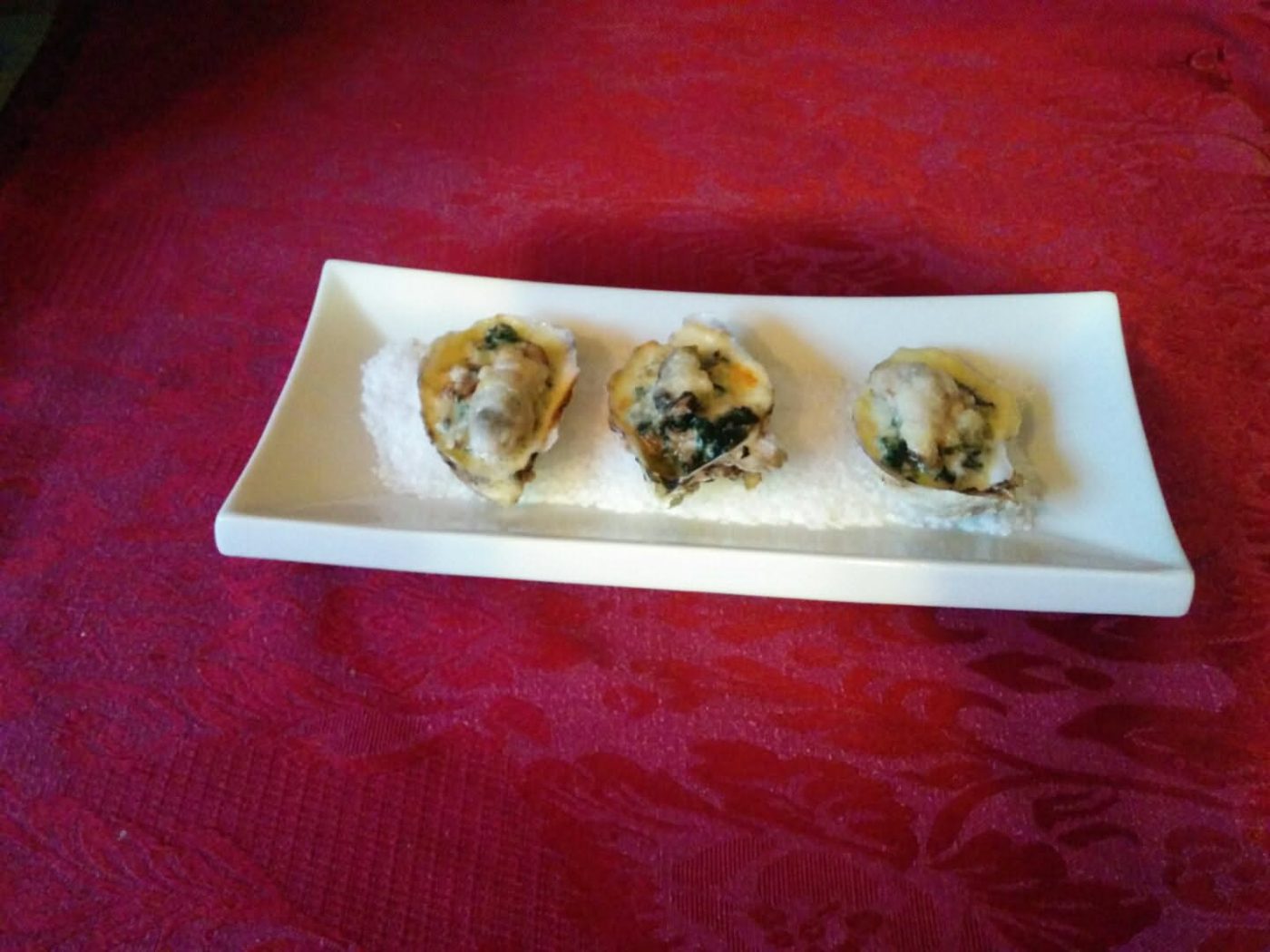 Trois huîtres gratinées sur du gros sel