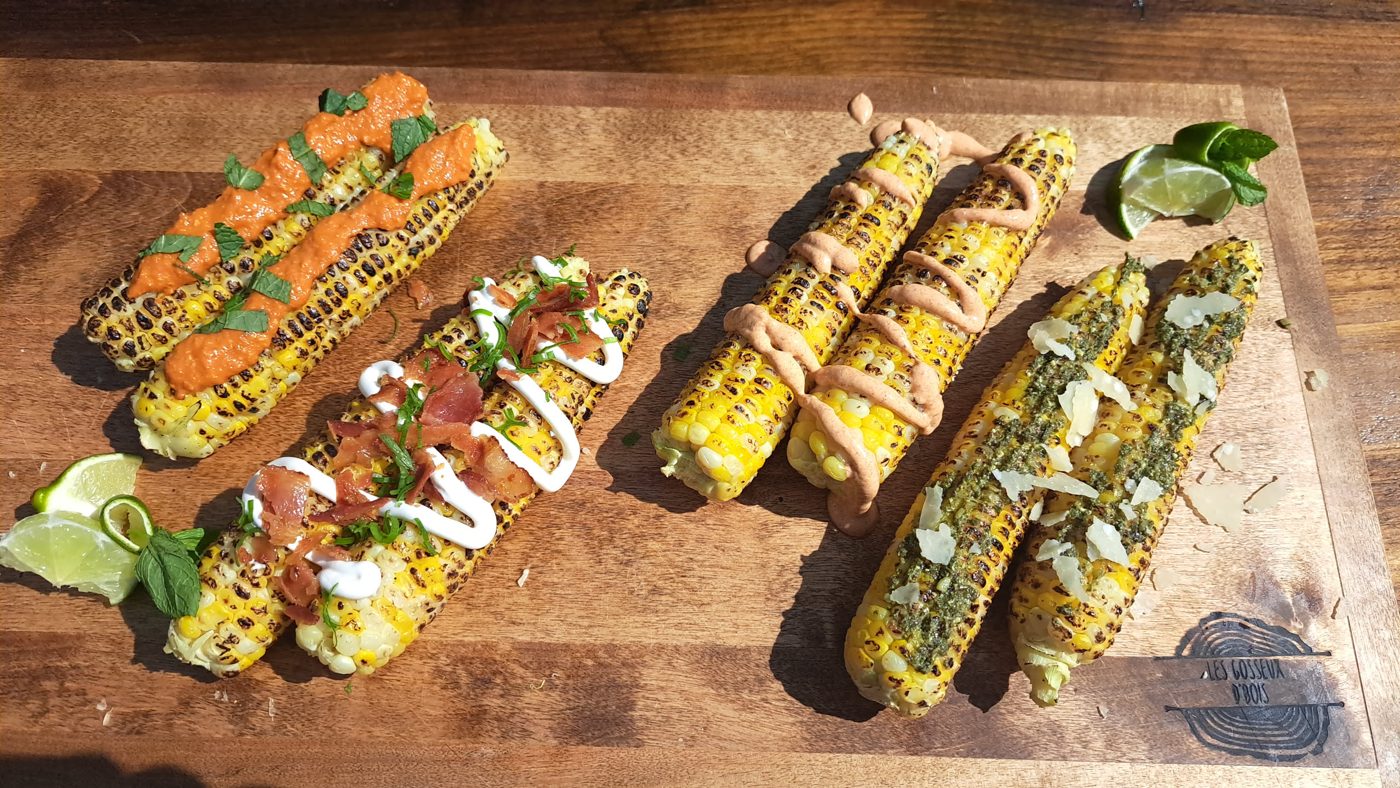 Épis de maïs grillés avec quatre garnitures différentes