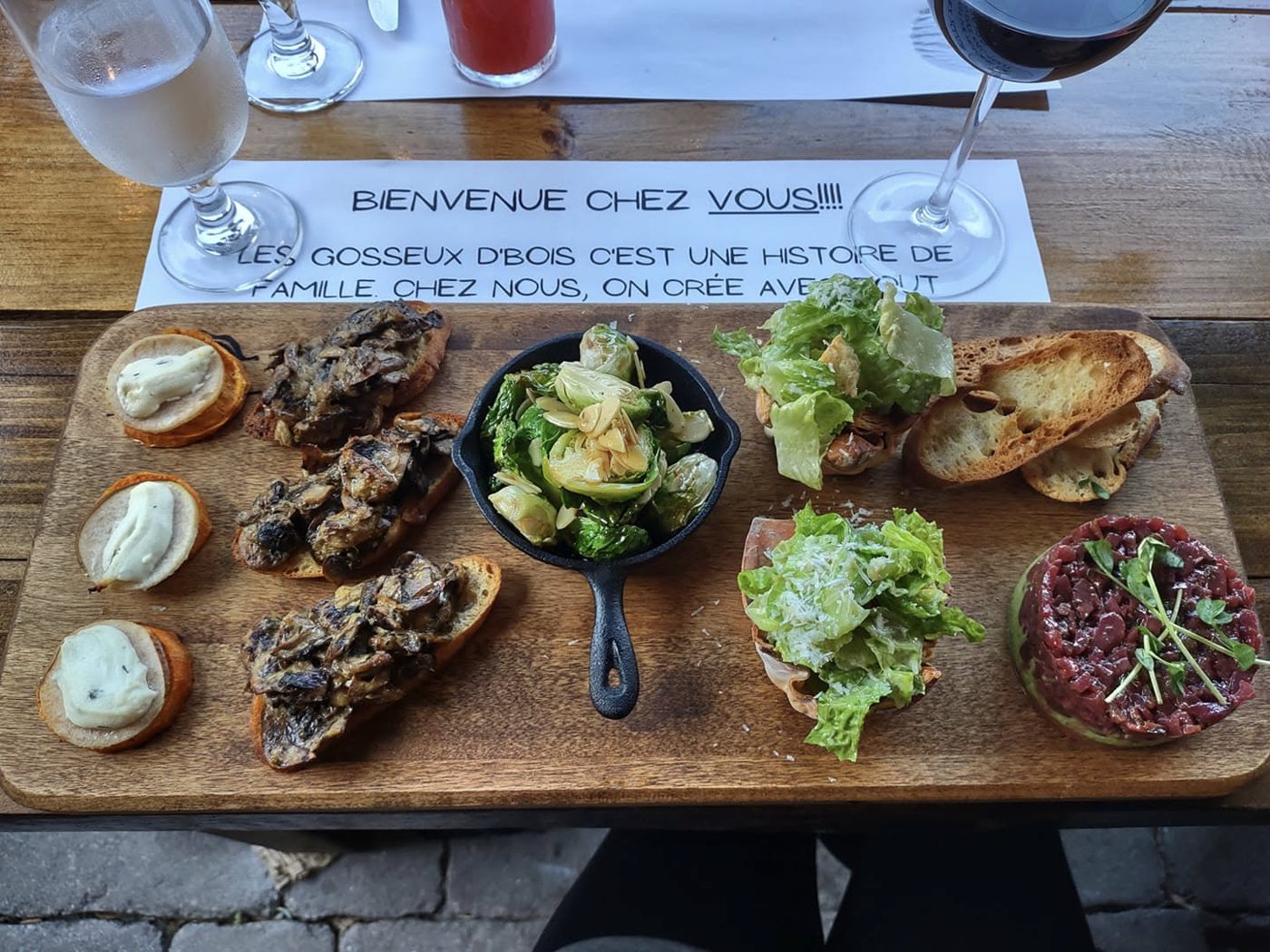 Planche à partager avec champignons sur pain grillé, choux de Bruxelles, salade César et tartare