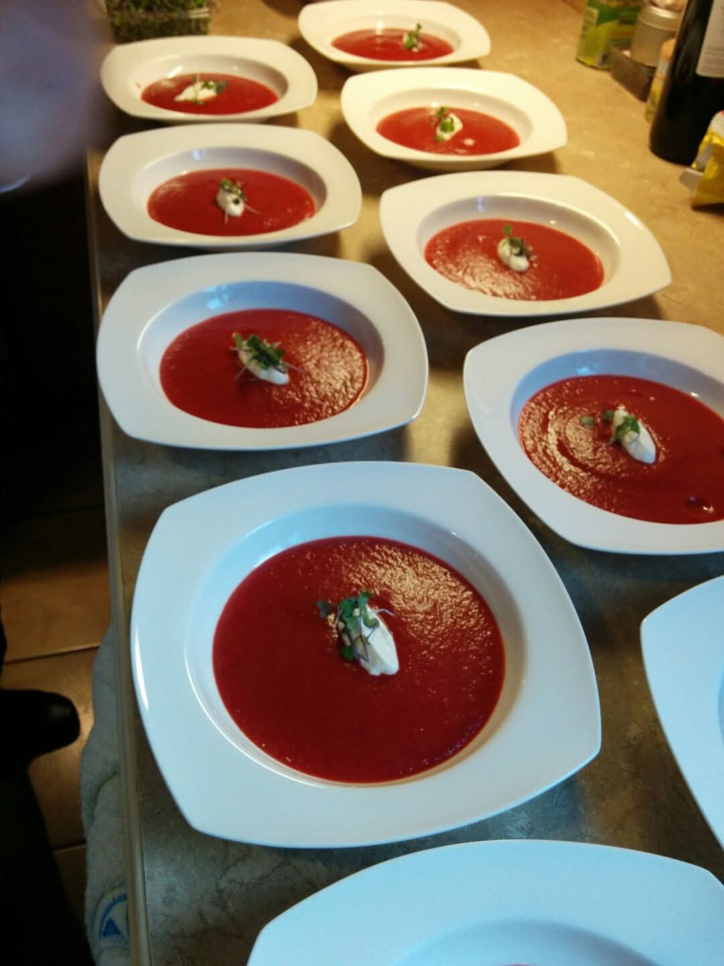 Assiettes de soupe de betteraves avec une touche de crème et des pousses