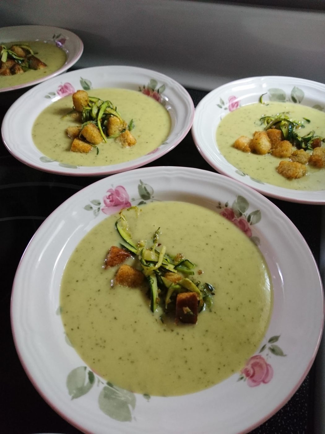 Crème de courgettes avec croûtons et courgettes en rubans